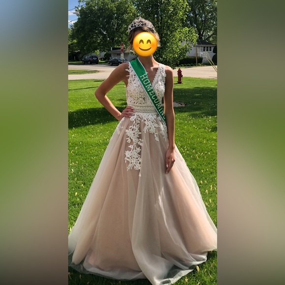 Lace-Embellished Special occasion Gown - Picture 3 of 3